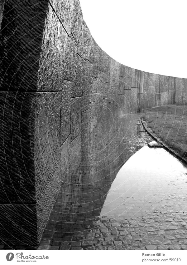 The Wall Mauer Wölbung Wand feucht Geometrie Symmetrie nass glänzend Außenaufnahme Hannover Reflexion & Spiegelung Achse raschplatz Pflastersteine Architektur