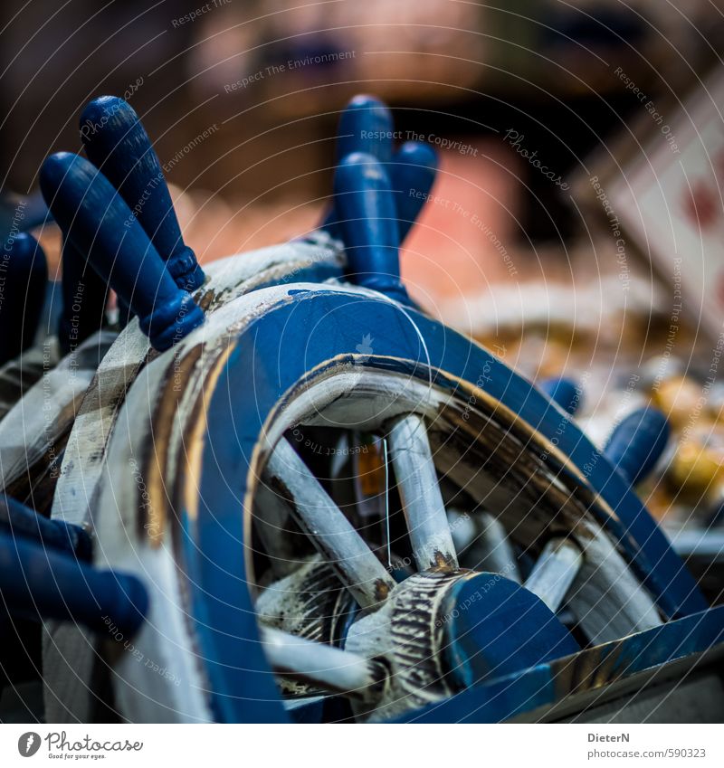 Steuer Holz alt rund blau weiß Lenkrad Souvenir Kitsch Rad maritim Farbfoto Innenaufnahme Textfreiraum rechts Schwache Tiefenschärfe