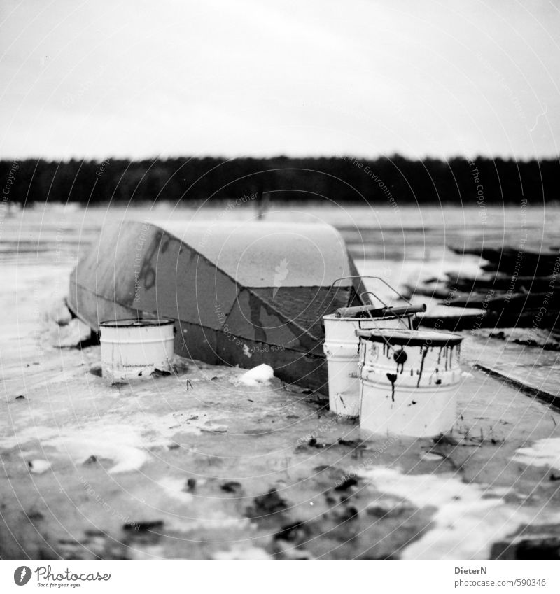 Anstrich Natur Landschaft Wolkenloser Himmel Winter Eis Frost Seeufer Flussufer Fischerboot alt dreckig Eimer Farbstoff Lack analog Mittelformat Schwarzweißfoto