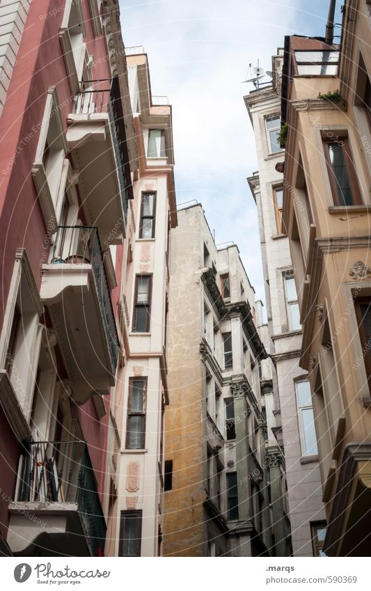 Canyon Wohnung Mehrfamilienhaus Himmel Wolken Istanbul Türkei Stadt Stadtzentrum überbevölkert Haus Gebäude Architektur Fassade Fenster Häusliches Leben alt