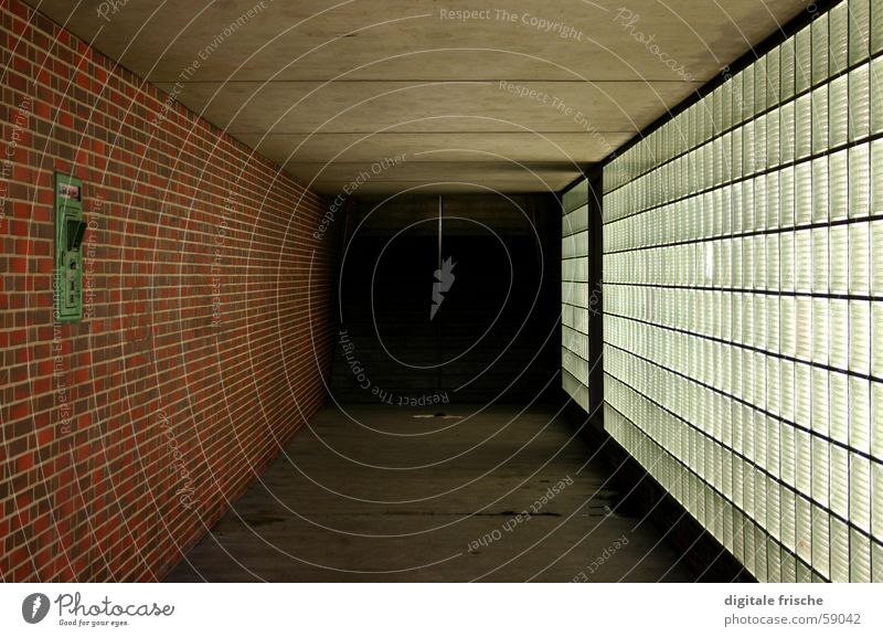 Architektur-Notruf Tunnel Fußgänger Beton Backstein Wand Angst Panik Düsseldorf Unterführung Glas Bodenbelag Decke Einsamkeit tonhalle