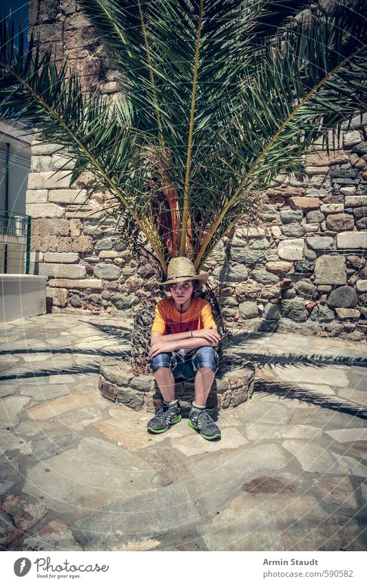 Müder Tourist / Junge sitzt unter einer Palme. Lifestyle Ferien & Urlaub & Reisen Sommer Mensch maskulin Jugendliche 1 8-13 Jahre Kind Kindheit Natur Naxos