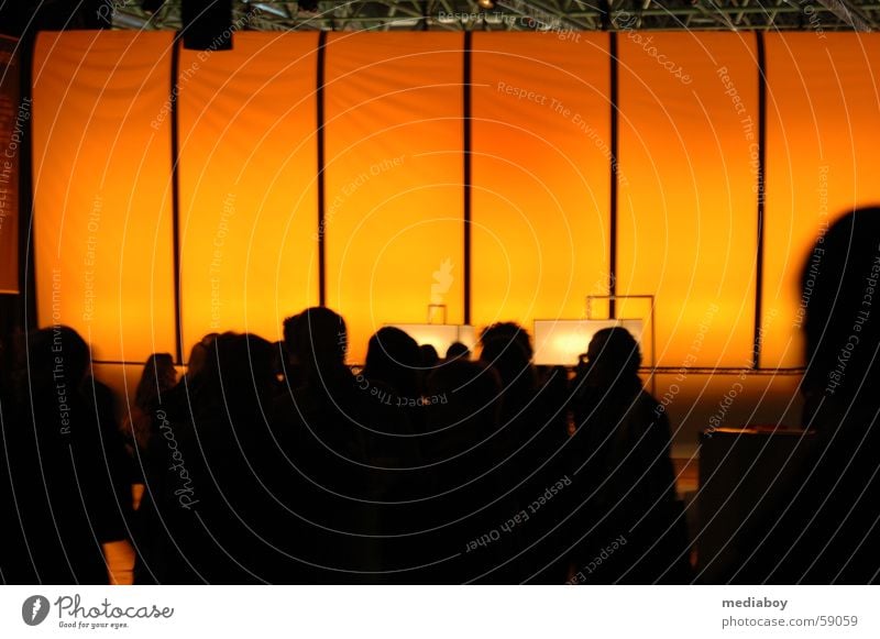 messegäste Raum Mensch groß gelb geschäftlich Versammlung Verabredung orange Silhouette Menschenmenge anonym unkenntlich unerkannt Warmes Licht Innenaufnahme