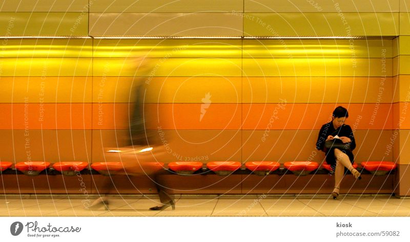 dazwischen U-Bahn Frau Tasche Bewegungsunschärfe Station lesen Mensch warten laufen sitzen Bank
