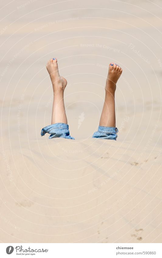 Kopfüber im Sand Kind Mädchen Jugendliche Leben Beine Fuß 8-13 Jahre Kindheit Umwelt Natur Sommer Schönes Wetter Strand Düne Hose barfuß Spielen frei