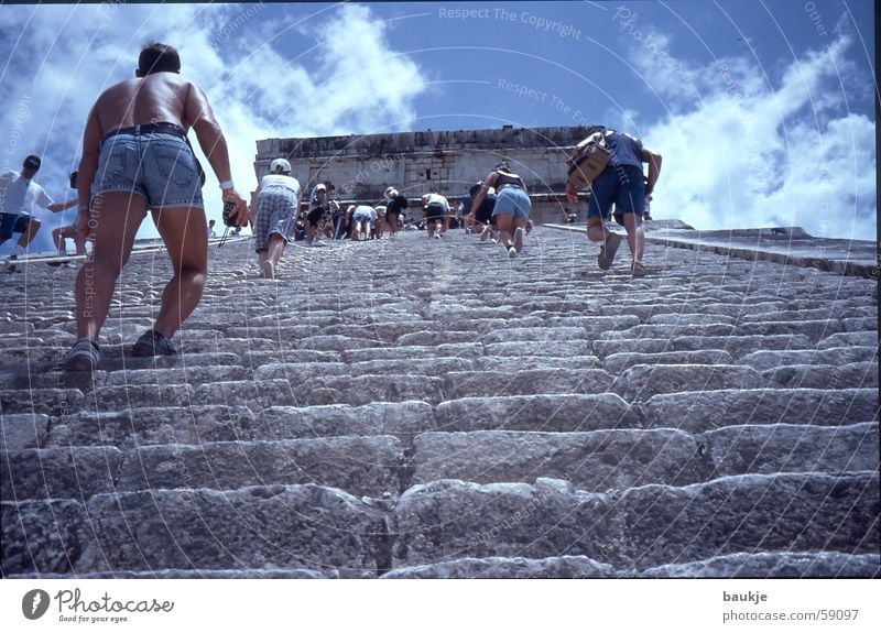 Stufe für Stufe Tempel Chichén Itzá Yucatan Maya Wolken Treppe Himmel Mexiko Pyramide treppensteigen aufwärts oben