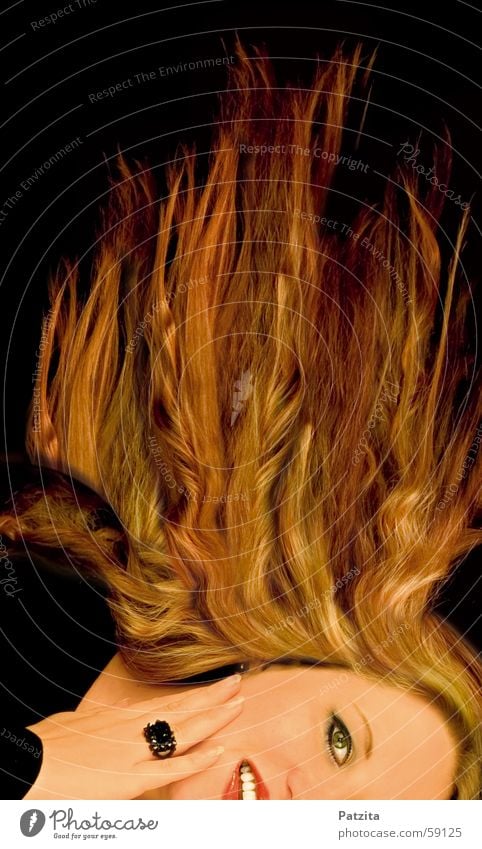 Feuer Frau Porträt langhaarig schwarz rot gelb Hand Gesicht Haare & Frisuren wehendes haar Brand Flamme Kreis lachen