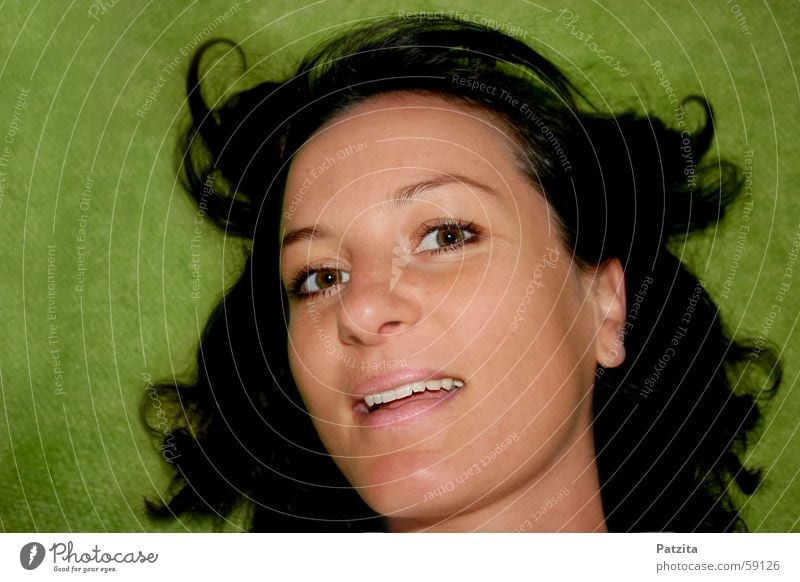 Natürlich 2 Porträt Frau grün schwarz Gesicht lachen Auge Mund wehendes haar Wind Haare & Frisuren