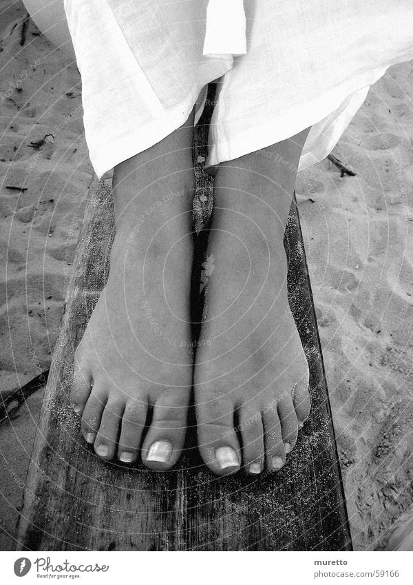 Füße am Strand Sommer Frau Holz Sylt Fuß Sand sitzen Bank Nordsee