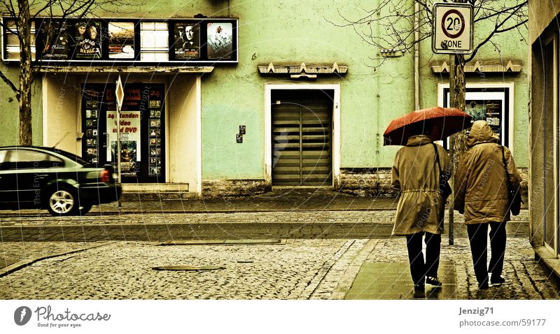 Kinotag. Regenschirm Stadt schlechtes Wetter Mensch Straße Kopfsteinpflaster Bürgersteig Jena cinema rain umbrella street