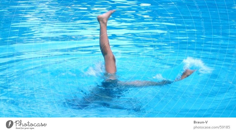 Wenn es doch nicht so schwer wäre.... Schwimmbad Wellen Schwimmsportler Zehen Zehenspitze gerade Handstand Wasser blau Beine Fuß Geschwindigkeit