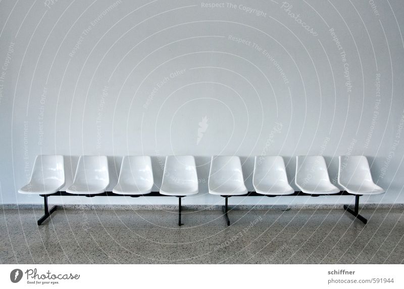 Kuschelgruppe | In Reih und Glied Fassade hässlich grau Sitzgelegenheit Sitzecke Sitzreihe Reihe Reihenfolge ausdruckslos leer trist Langeweile Stuhl Stuhlreihe