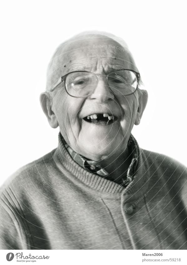 Opa's 95ster Porträt Mann Brille Lebensfreude Senior Glatze Gesicht Mensch lachen lustig Freude Zähne Schwarzweißfoto Männergesicht Gute Laune Fröhlichkeit