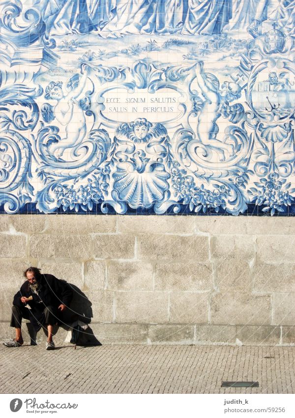 ecce signum salutis Zwerg blau-weiß Portugal Niederlande Bürgersteig Bettler Obdachlose Wand Fassade Wicht Straßenbelag Hund Schattendasein Vergänglichkeit