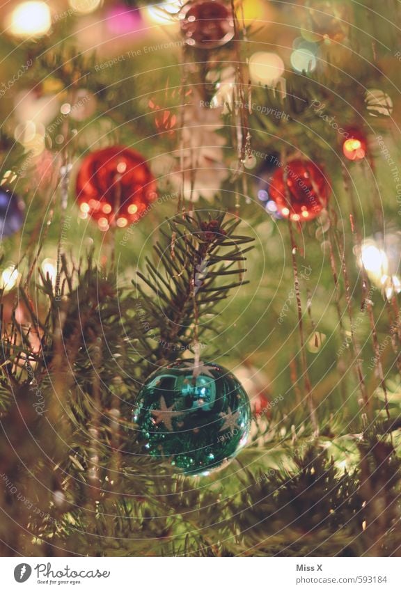 Hell Dekoration & Verzierung Weihnachten & Advent Baum glänzend leuchten Kitsch mehrfarbig Weihnachtsbaum Baumschmuck Christbaumkugel Tannenzweig Lametta