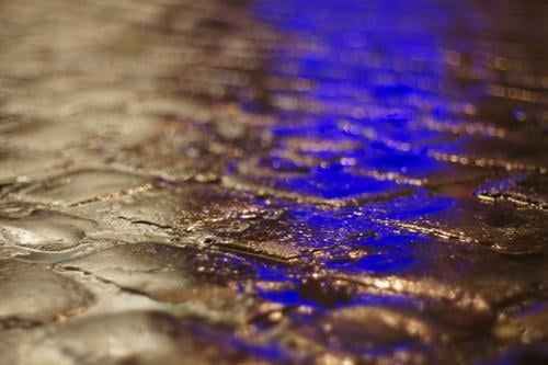 Blaulicht Verkehrswege Fußgänger Wege & Pfade blau grau schwarz weiß Kopfsteinpflaster Warnleuchte nass Wasser Regenwasser Fuge Glätte Pfütze Farbfoto