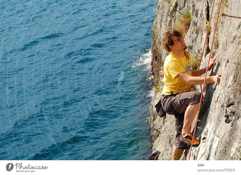 Klettern am Gardasee Wand See Mann retten Seil Gürtel Bewegung Sport Berge u. Gebirge sportklettern Wasser blau Kletterseil
