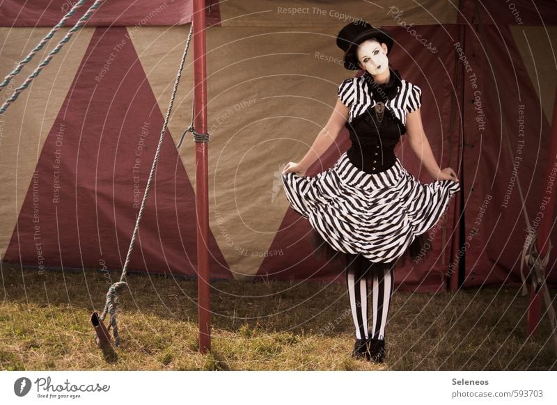 Vorhang auf Sommer Sonne Jahrmarkt Mensch feminin Frau Erwachsene 1 Schauspieler Zirkus Kultur Veranstaltung Gras Kleid Hut retro Zirkuszelt gestreift Farbfoto
