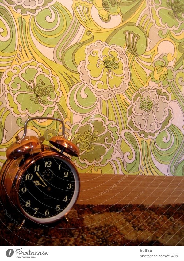 ring ring Wecker Uhr Wand Tapete mehrfarbig Knöpfe Muster Blume Blumenmuster Siebziger Jahre Sechziger Jahre Zifferblatt Teppich braun grün clock Farbe