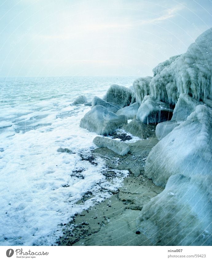 Vereiste Ostsee Meer kalt Winter Eis blau Felsen Wasser Stein