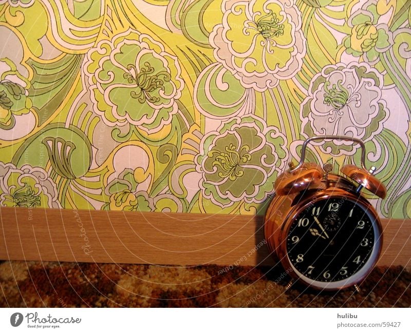 ring ring 2 Wecker Uhr Wand Tapete mehrfarbig Knöpfe Muster Blume Blumenmuster Siebziger Jahre Sechziger Jahre Zifferblatt Teppich braun grün clock Farbe