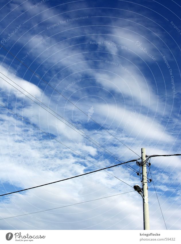 himmelmast Lampe Elektrizität Wolken Strommast Kabel Himmel blau Energiewirtschaft verdrahtet