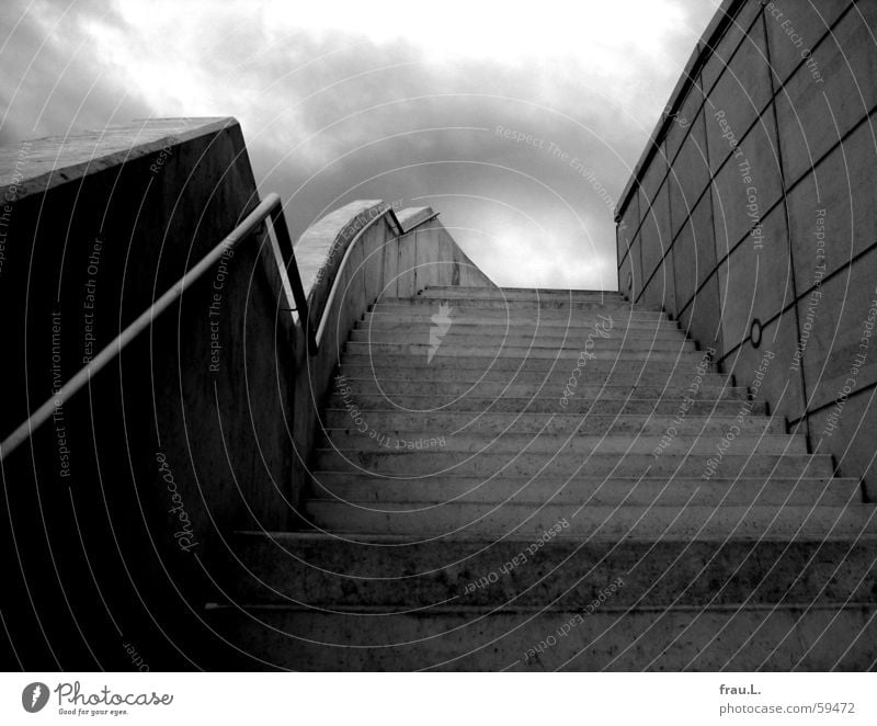 Treppe Mauer dunkel grau Einsamkeit Beton Regen unheimlich Architektur modern Himmel Geländer Elbe