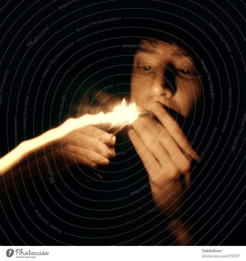 zündend Licht Blitze Feuerzeug anzünden brennen Streichholz Zigarette Nacht dunkel Finger Hand Langzeitbelichtung Unschärfe Brand Rauchen Gesicht Kopf