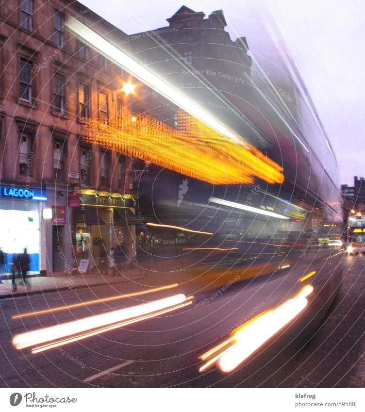 Block-Bus-Da! Glasgow Doppeldecker-Bus Licht Langzeitbelichtung Schottland Großbritannien Stadt Häuserzeile Leben Verkehr Geschwindigkeit gefährlich