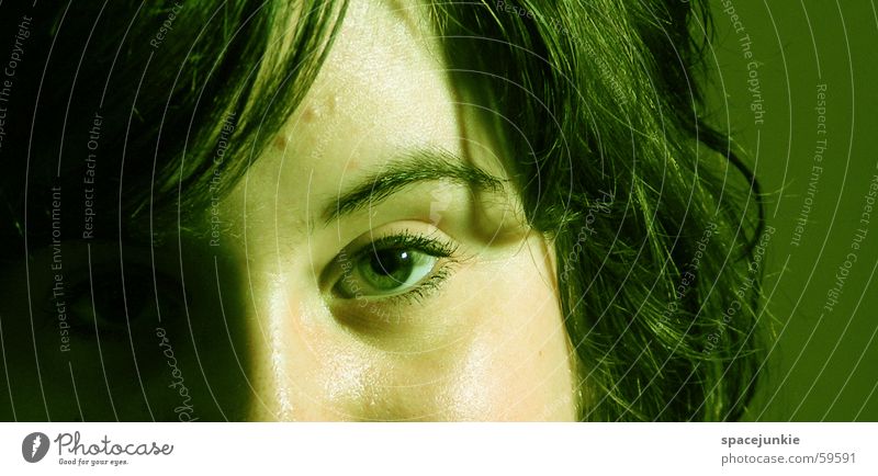 Anna Augenbraue grün Porträt Frau schwarz Blick Gesicht Detailaufnahme Haare & Frisuren