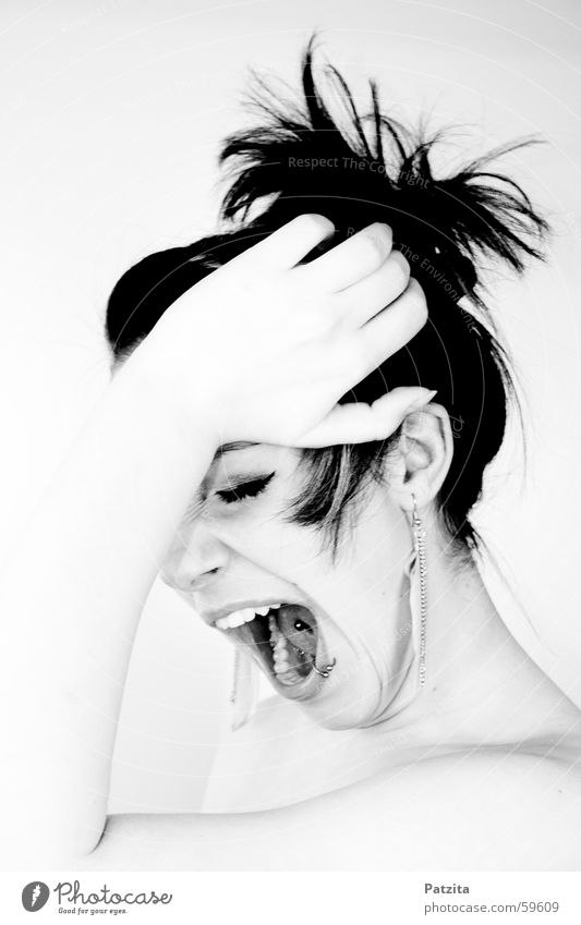 Gähnt sie oder schreit sie? Frau Porträt schwarz weiß Hand Piercing gähnen schreien Nacken feminin Gesicht Schwarzweißfoto Haut Haare & Frisuren Müdigkeit