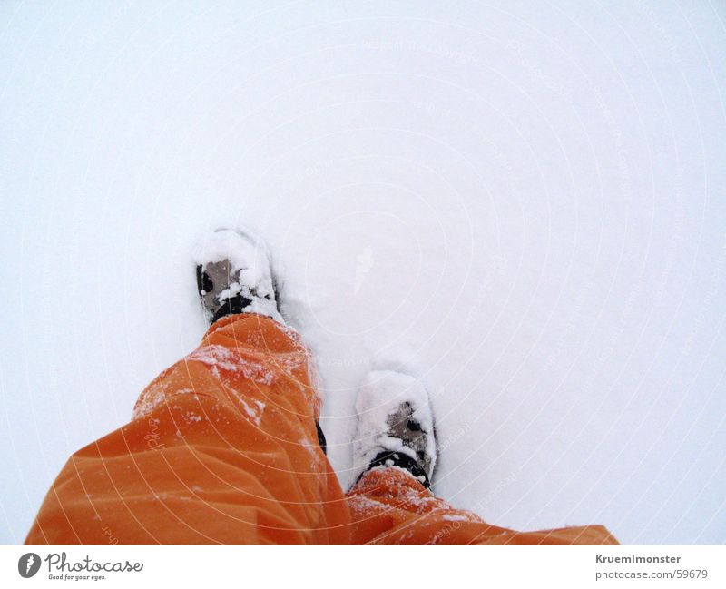 Schneestapfen Skihose Wanderschuhe kalt orange Berge u. Gebirge