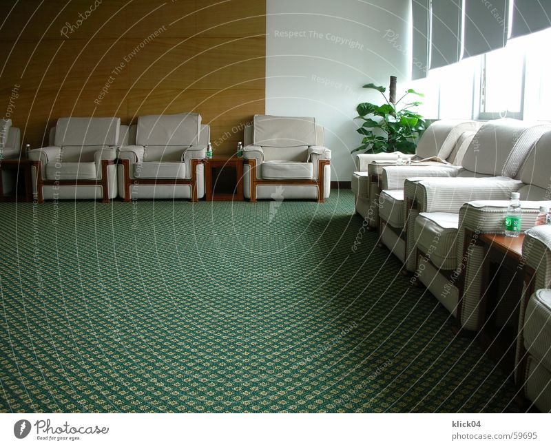 Besprechungsraum Sitzung Raum Warteraum Sessel Sofa Stuhl Polster Kissen Sitzgelegenheit grün Teppich Muster weiß beige Innenaufnahme rund Innenarchitektur