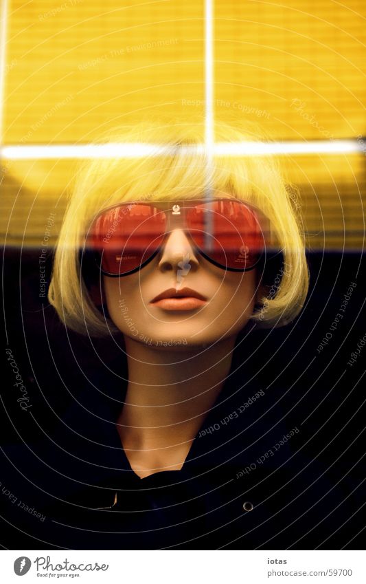 schaufensterpuppe Model Stil Nahaufnahme blond Fairness Licht gelb Schaufensterpuppe Perücke Frau Sonnenbrille Brille Reflexion & Spiegelung kalt Lippen rot