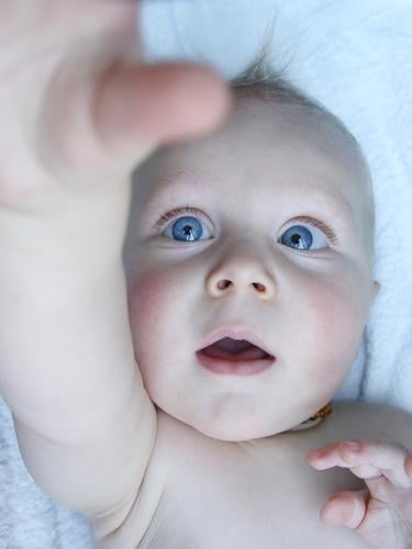 nach den sternen greifen Baby Hand niedlich Kind Nachkommen Sonne Neugier entdecken Liebling Schwimmen & Baden Auge Mund Junge fangen berühren Haut Waschen