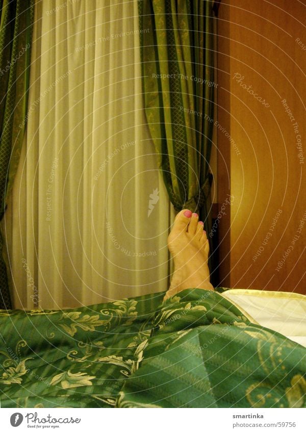 ZimmerNr.11. Ich warte. Hotel Hotelzimmer Verabredung Bett Frau grün Vorhang warten Fuß Elektrizität komisches hotel ich freu mich auf dich