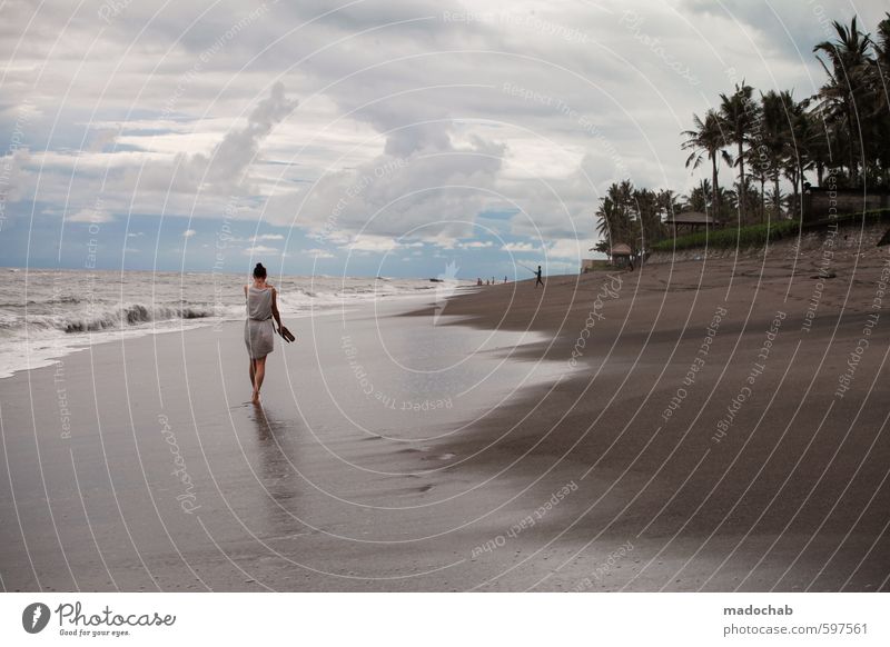 BALIBU - Frau läuft am einsamen Strand Lifestyle schön Wellness harmonisch Wohlgefühl Zufriedenheit Sinnesorgane Erholung ruhig Meditation