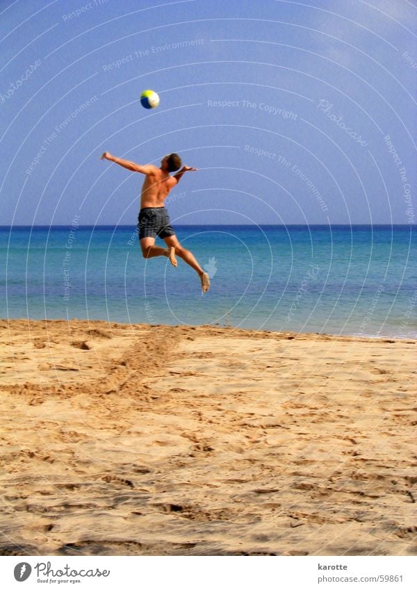 ... und rüber damit! Volleyball Aufschlag springen Kraft Meer Atlantik Fuerteventura Strand Schwerelosigkeit Außenaufnahme hoch Sand ocean sea Energiewirtschaft