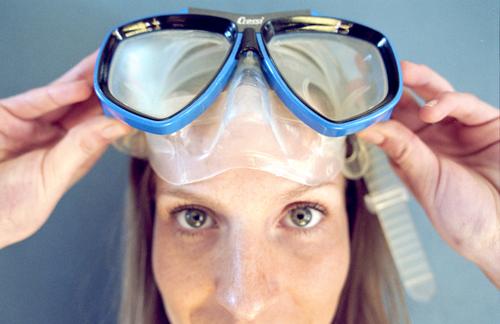 Abtauchen Taucherbrille Sommer Nahaufnahme Innenaufnahme Ferien & Urlaub & Reisen Sport fun Anschnitt Gesicht blau Statue Wasser diving goggles dive face