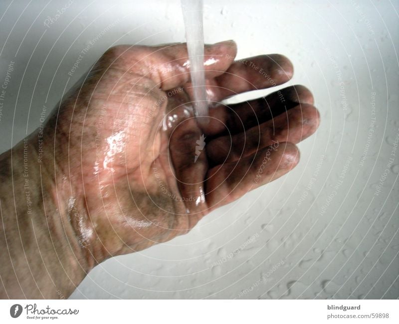Schmutzfi...nger [2] Hand Arbeit & Erwerbstätigkeit Körperpflege Staub Reinigen Finger Sauberkeit dreckig Waschbecken nass Wassertropfen Handwerk Mann Waschen