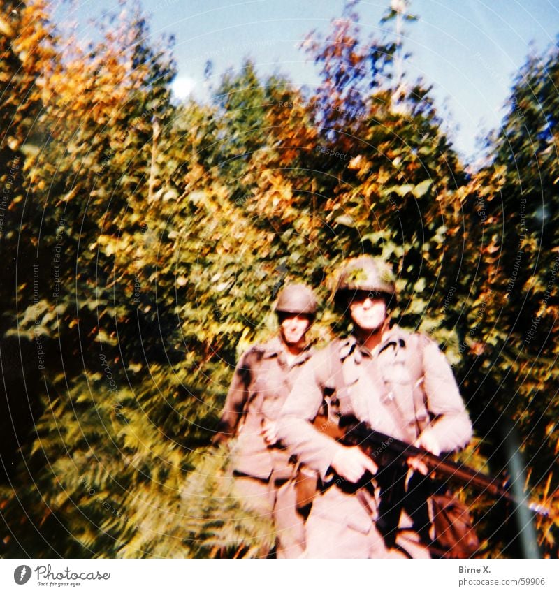 Laurel & Hardy in Vietnam Soldat Krieg Kämpfer Waffe Helm Uniform Kampfanzug Wald Manöver kämpfen Bundeswehr üben g3