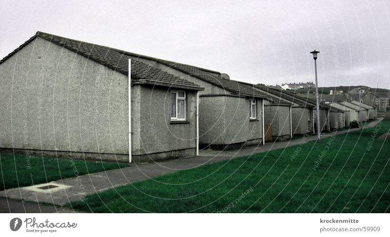 schöner wohnen Haus Wiese Laterne Fassade grau Fenster Häuserzeile Nachbar Dach England Wege & Pfade
