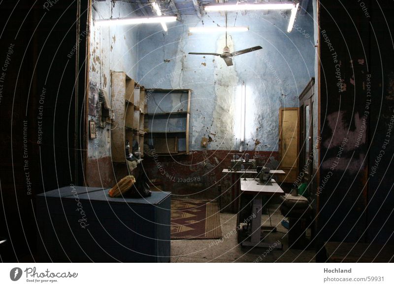 Urige Näherei  in  Ägypten Schwellenland Handwerk Einkommen Teppich Neonlicht Nähmaschine Regal Flair Wand Basar Ladentisch leer urig ursprünglich Vergangenheit