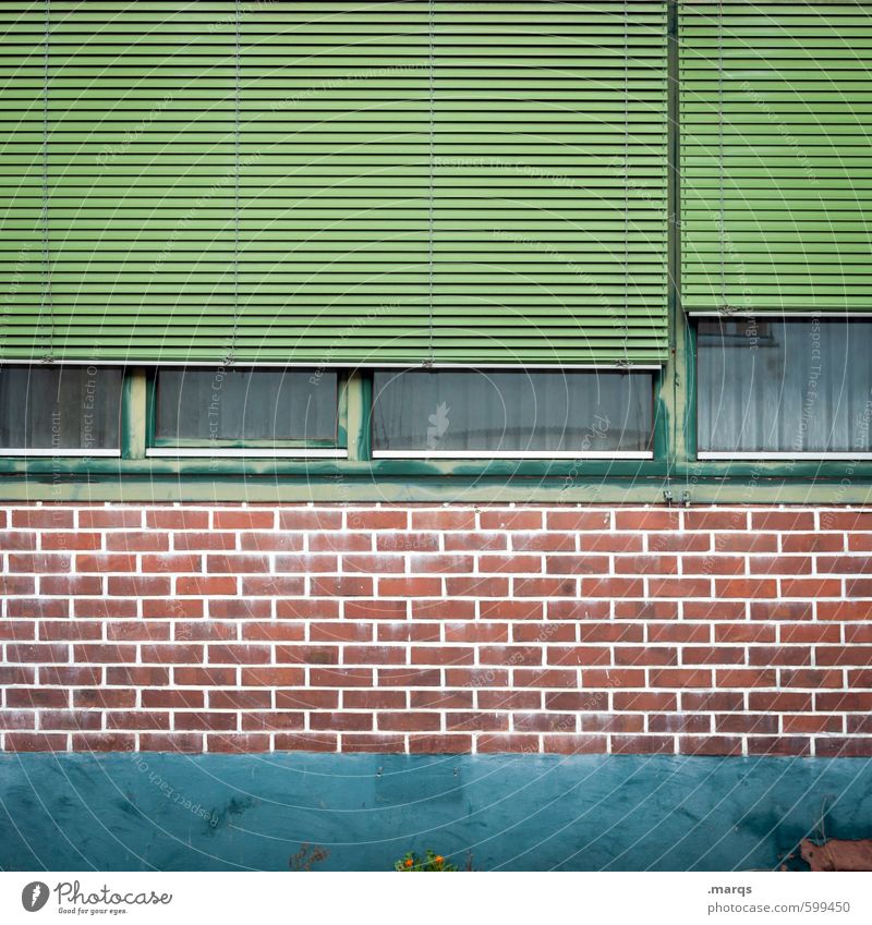 Fassade Stil Design Gebäude Mauer Wand Fenster Rollladen Linie Häusliches Leben alt einfach grün rot türkis Farbe Vergänglichkeit geschlossen Backsteinfassade