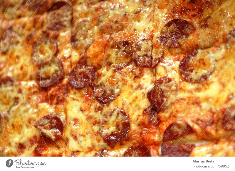 extra Käse! Pizza Salami Peperoni Italien Ernährung groß gelb rot Wurstwaren Quadrat Bodenbelag Lebensmittel big extra käse extra groß die größte monster pizza!