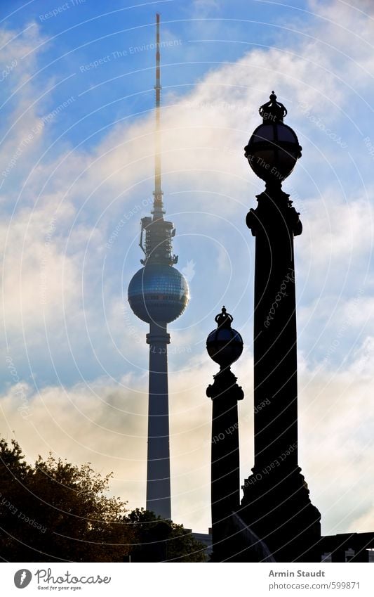 Zwei Brückensäulen als Analogie zum Berliner Fernsehturm Ferien & Urlaub & Reisen Sightseeing Sommer Telekommunikation Architektur Schönes Wetter Stadt