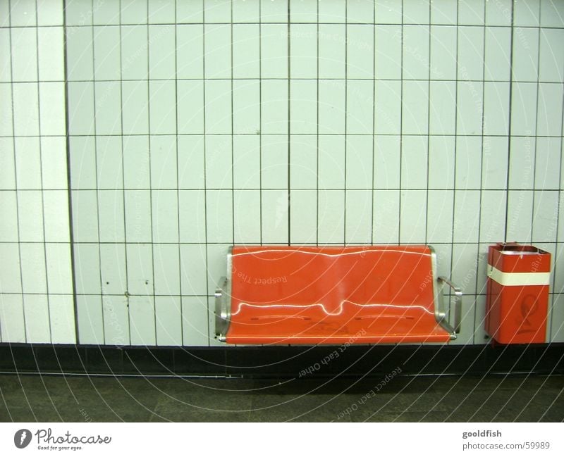 platz frei U-Bahn Wand retro weiß Müllbehälter Einsamkeit rot Sitzgelegenheit Bank Station orange