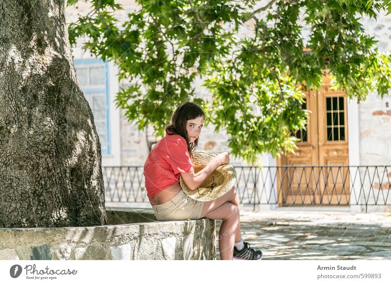 Mädchen mit Strohhut sitz unter'm schattigen Baum Lifestyle Ferien & Urlaub & Reisen Sommerurlaub Student Mensch feminin Frau Erwachsene Jugendliche 1