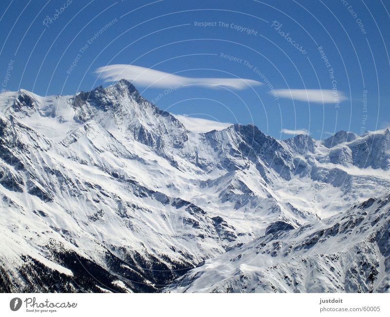 Alpentraum Grimentz Kanton Wallis Schweiz Wolken weiß Schlucht Luft leer Ferne kalt träumen traumhaft Gipfel Gletscher Berge u. Gebirge blau Himmel Kamm Tal