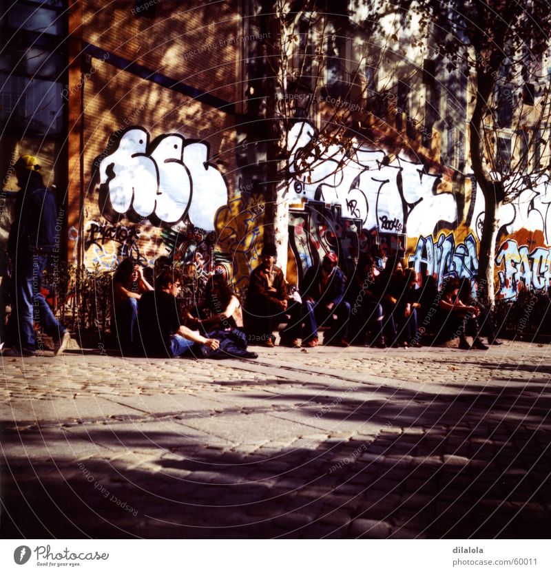 gente La Latina live Spanien madird sun young people spain Jugendliche Graffiti street Kunst Straße Schule sonne.